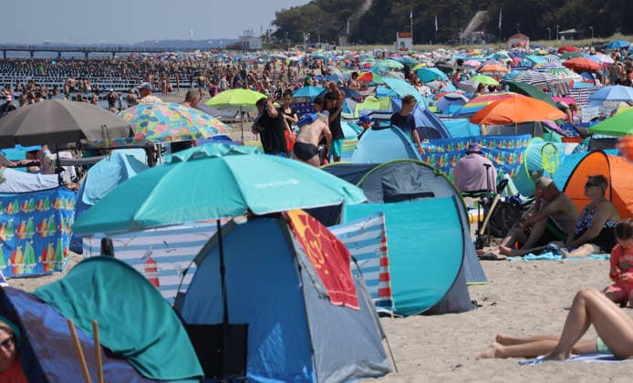 Sommer und Hitze an der Ostsse in MV Kühlungsborn 30 .07.2026 Sommer an der Ostseeküste bei über 30 Grad Der Ostseestrand mit Strandmuscheln überfüllt mit Urlaubern 25,07.2026 Copyright by: Lutz Bongarts Kühlungsborn Ort Mecklenburg-Vorpommern Deutschland *** Summer and Heat on the Baltic Sea Coast in Mecklenburg-Western Pomerania, Kühlungsborn, July 30, 2026 Summer on the Baltic Sea coast with temperatures over 30 degrees The Baltic Sea beach, with beach huts, is packed with vacationers , July 25, 2026 Copyright by Lutz Bongarts Kühlungsborn, Mecklenbur