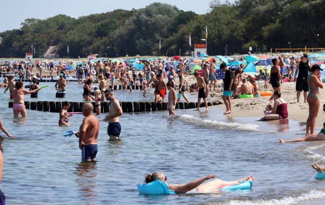 Sommer und Hitze an der Ostsse in MV Kühlungsborn 30 .07.2026 Sommer an der Ostseeküste bei über 30 Grad Volle Ostseeküste mit Urlaubern im Wasser 25,07.2026 Copyright by: Lutz Bongarts Kühlungsborn Ort Mecklenburg-Vorpommern Deutschland *** Summer and Heat on the Baltic Sea Coast in Mecklenburg-Western Pomerania, Kühlungsborn, July 30, 2026 Summer on the Baltic Sea coast with temperatures over 30 degrees; the Baltic Sea coast is packed with vacationers in the water; , July 25, 2026 Copyright by Lutz Bongarts Kühlungsborn, Mecklenburg-Western Pomerania, G