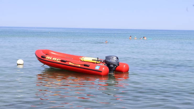 Sommer und Hitze an der Ostsse in MV Kühlungsborn 30 .07.2026 Sommer an der Ostseeküste bei über 30 Grad DLRG Motorboot in der Ostsee wartet auf den Einsatz, Symbolbild 25,07.2026 Copyright by: Lutz Bongarts Kühlungsborn Ort Mecklenburg-Vorpommern Deutschland *** Summer and Heat on the Baltic Sea Coast in Mecklenburg-Western Pomerania, Kühlungsborn, July 30, 2026 Summer on the Baltic Sea coast with temperatures over 30 degrees Celsius; a DLRG motorboat in the Baltic Sea awaits deployment (stock photo); , July 25, 2026; . Copyright by Lutz Bongarts. Kühlungs
