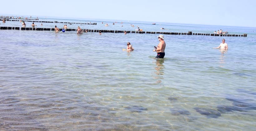 Sommer und Hitze an der Ostsse in MV Kühlungsborn 30 .07.2026 Sommer an der Ostseeküste bei über 30 Grad Vibrionen Gefahr im Ostsee Wasser? 25,07.2026 Copyright by: Lutz Bongarts Kühlungsborn Ort Mecklenburg-Vorpommern Deutschland *** Summer and Heat on the Baltic Sea Coast in Mecklenburg-Western Pomerania, Kühlungsborn, July 30, 2026; Summer on the Baltic Sea Coast with temperatures over 30 degrees; Vibrio risk in the Baltic Sea water; , July 25, 2026; Copyright by Lutz Bongarts Kühlungsborn, Mecklenburg-Western Pomerania, Germany
