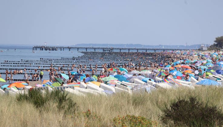 Sommer und Hitze an der Ostsse in MV Kühlungsborn 30 .07.2026 Sommer an der Ostseeküste bei über 30 Grad Der Ostseestrand mit Strandkörben und Strandmuscheln von oben 25,07.2026 Copyright by: Lutz Bongarts Kühlungsborn Ort Mecklenburg-Vorpommern Deutschland *** Summer and Heat on the Baltic Sea Coast in Mecklenburg-Western Pomerania, Kühlungsborn, July 30, 2026 Summer on the Baltic Sea coast with temperatures over 30 degrees A bird s-eye view of the Baltic Sea beach with beach chairs and beach shelters , July 25, 2026 Copyright by Lutz Bongarts Kühlungsbo