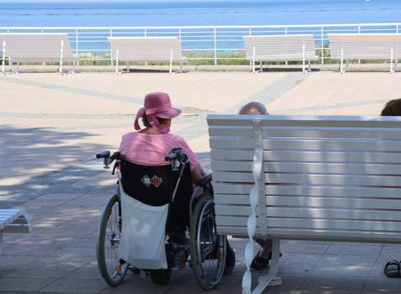 Sommer und Hitze an der Ostsse in MV Kühlungsborn 30 .07.2026 Sommer an der Ostseeküste bei über 30 Grad Ältere Leute im Schatten, eine Frau im Rollstuhl 25,07.2026 Copyright by: Lutz Bongarts Kühlungsborn Ort Mecklenburg-Vorpommern Deutschland *** Summer and heat on the Baltic Sea coast in Mecklenburg-Western Pomerania, Kühlungsborn, July 30, 2026. Summer on the Baltic Sea coast with temperatures over 30 degrees. Elderly people in the shade, a woman in a wheelchair. , July 25, 2026. Copyright by Lutz Bongarts. Kühlungsborn, Mecklenburg-Western Po