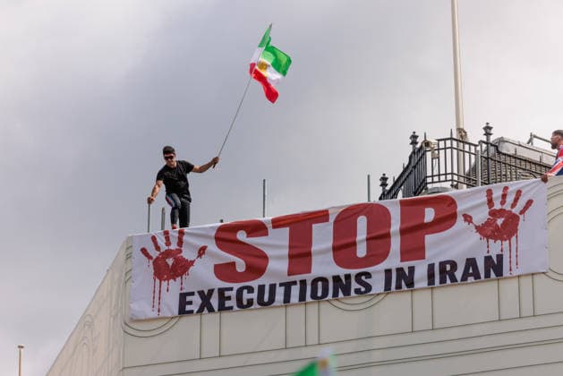 Stop Executions in Iran Protest, London, UK Piccadilly Circus, London, UK. 30th July 2026. Metropolitan Police Working From Height Team assess the situation as one of the Iranian Freedom advocates looks like he is going to jump. The two Iranian dissidents are staging a public protest in London s Piccadilly Circus are displaying a large banner reading STOP EXECUTIONS IN IRAN, along with the Iranian Lion and Sun and UK Union flags, urging the international community to pay greater attention to the use of the death penalty in Iran and to support efforts aimed at ending executions., Credit:Photo by Amanda Rose Amanda Rose Avalon United Kingdom, Westminster, London, Piccadilly Circus  Copyright: xPhotoxbyxAmandaxRosex xAmandaxRosex xAvalonx 1119716323