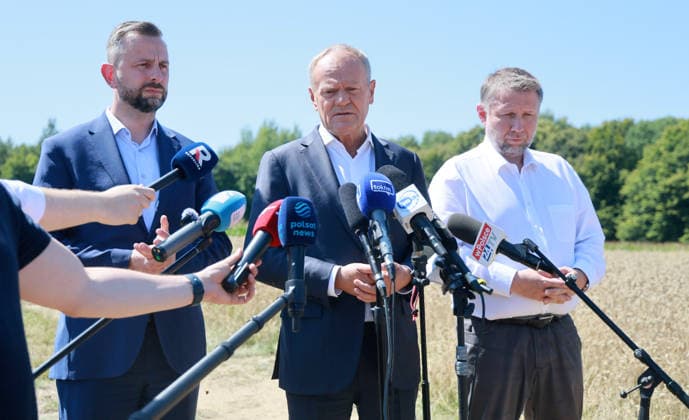 Russian missile crashed in eastern Poland Photo: Wojciech Olkusnik East News Minister of defence Wladyslaw Kosiniak-Kamysz, Polish prime minister Donald Tusk and minister of internal affairs and administration Marcin Kierwinski hold a press conference near the site of a crater in a field left by an unidentified object that is believed to be a Russian missile near the village of Tarnawa Kolonia on July 30, 2026 in eastern Poland. EN_01681810_0001 