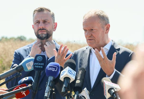 Russian missile crashed in eastern Poland Photo: Wojciech Olkusnik East News Minister of defence Wladyslaw Kosiniak-Kamysz and Polish prime minister Donald Tusk hold a press conference near the site of a crater in a field left by an unidentified object that is believed to be a Russian missile near the village of Tarnawa Kolonia on July 30, 2026 in eastern Poland. EN_01681810_0032 
