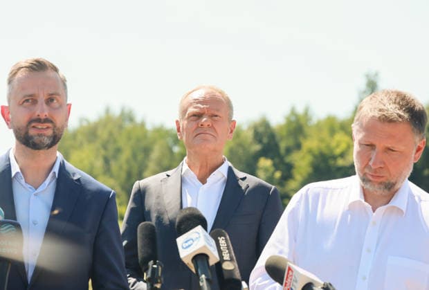 Russian missile crashed in eastern Poland Photo: Wojciech Olkusnik East News Minister of defence Wladyslaw Kosiniak-Kamysz, Polish prime minister Donald Tusk and minister of internal affairs and administration Marcin Kierwinski hold a press conference near the site of a crater in a field left by an unidentified object that is believed to be a Russian missile near the village of Tarnawa Kolonia on July 30, 2026 in eastern Poland. EN_01681810_0042 