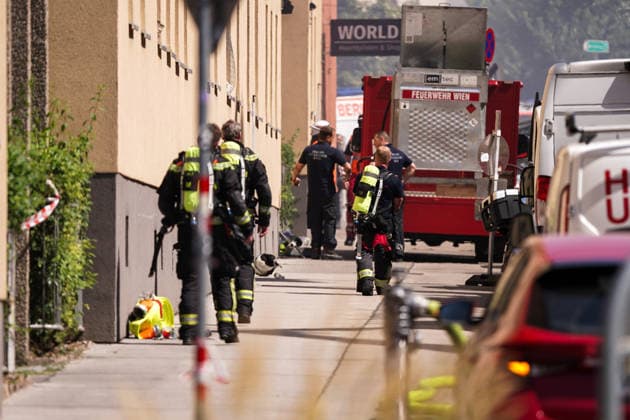 30.07.2026 - Europa, Österreich, Wien: Großeinsatz der Berufsfeuerwehr Wien nach einem Dachbrand in einem Mehrparteienhaus in der Böckhgasse im Wiener Bezirk Meidling. Rund 30 Einsatzfahrzeuge standen bei den Löscharbeiten im Einsatz *** July 30, 2026 Europe, Austria, Vienna Large-scale operation by the Vienna Professional Fire Department following a roof fire in an apartment building on Böckhgasse in Vienna’s Meidling district. About 30 emergency vehicles were deployed during the firefighting efforts. Copyright: xLUKAxKOLANOVICx