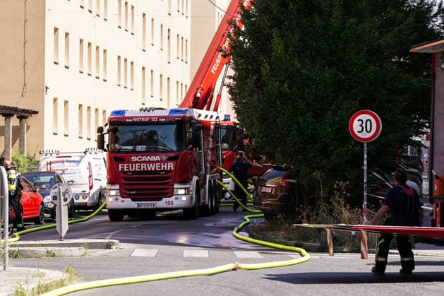 30.07.2026 - Europa, Österreich, Wien: Großeinsatz der Berufsfeuerwehr Wien nach einem Dachbrand in einem Mehrparteienhaus in der Böckhgasse im Wiener Bezirk Meidling. Rund 30 Einsatzfahrzeuge standen bei den Löscharbeiten im Einsatz *** July 30, 2026 Europe, Austria, Vienna Large-scale operation by the Vienna Professional Fire Department following a roof fire in an apartment building on Böckhgasse in Vienna’s Meidling district. About 30 emergency vehicles were deployed during the firefighting efforts. Copyright: xLUKAxKOLANOVICx