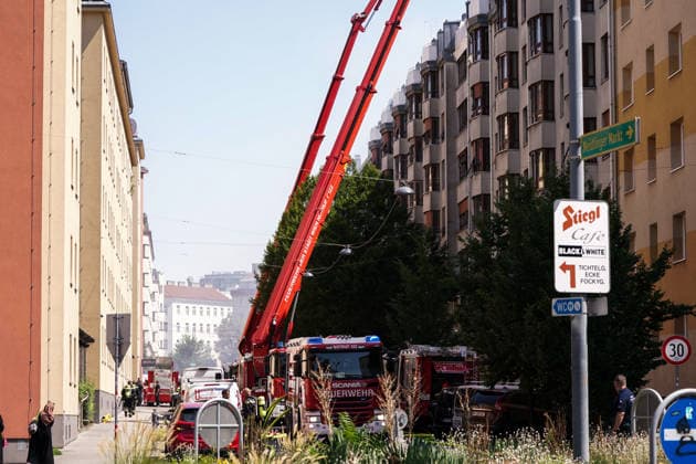 30.07.2026 - Europa, Österreich, Wien: Großeinsatz der Berufsfeuerwehr Wien nach einem Dachbrand in einem Mehrparteienhaus in der Böckhgasse im Wiener Bezirk Meidling. Rund 30 Einsatzfahrzeuge standen bei den Löscharbeiten im Einsatz *** July 30, 2026 Europe, Austria, Vienna Large-scale operation by the Vienna Professional Fire Department following a roof fire in an apartment building on Böckhgasse in Vienna’s Meidling district. About 30 emergency vehicles were deployed during the firefighting efforts. Copyright: xLUKAxKOLANOVICx