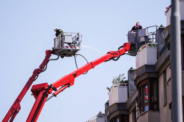 30.07.2026 - Europa, Österreich, Wien: Großeinsatz der Berufsfeuerwehr Wien nach einem Dachbrand in einem Mehrparteienhaus in der Böckhgasse im Wiener Bezirk Meidling. Rund 30 Einsatzfahrzeuge standen bei den Löscharbeiten im Einsatz *** July 30, 2026 Europe, Austria, Vienna Large-scale operation by the Vienna Professional Fire Department following a roof fire in an apartment building on Böckhgasse in Vienna’s Meidling district. About 30 emergency vehicles were deployed during the firefighting efforts. Copyright: xLUKAxKOLANOVICx