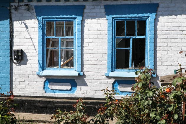 Russia Strikes Home of Large Family Near Kryvyi Rih - Ukraine Windows of a house are shattered by a Russian missile strike on a residential area, Radushne settlement, Kryvyi Rih district, Dnipropetrovsk region, Ukraine, July 30, 2026. On the night of 29?30 July 2026, Russian occupying forces launched an Iskander-M ballistic missile at the settlement, hitting a private house where a large family lived. Six deaths have been officially confirmed: the parents and three of their children were killed. Search and rescue operations are underway, as other children from the family may remain trapped under the rubble. In total, two private houses were destroyed, while the blast wave and debris severely damaged at least five neighbouring homes. Eight r  Copyright: xMyakshykovxMykola Ukrinform ABACAx