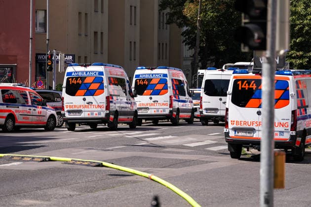 30.07.2026 - Europa, Österreich, Wien: Großeinsatz der Berufsfeuerwehr Wien nach einem Dachbrand in einem Mehrparteienhaus in der Böckhgasse im Wiener Bezirk Meidling. Rund 30 Einsatzfahrzeuge standen bei den Löscharbeiten im Einsatz *** July 30, 2026 Europe, Austria, Vienna Large-scale operation by the Vienna Professional Fire Department following a roof fire in an apartment building on Böckhgasse in Vienna’s Meidling district. About 30 emergency vehicles were deployed during the firefighting efforts. Copyright: xLUKAxKOLANOVICx