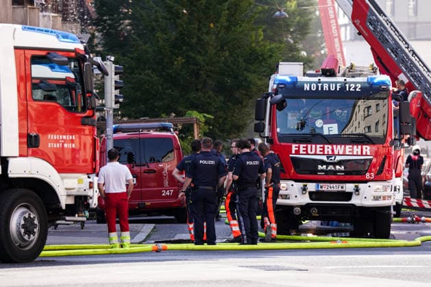 30.07.2026 - Europa, Österreich, Wien: Großeinsatz der Berufsfeuerwehr Wien nach einem Dachbrand in einem Mehrparteienhaus in der Böckhgasse im Wiener Bezirk Meidling. Rund 30 Einsatzfahrzeuge standen bei den Löscharbeiten im Einsatz *** July 30, 2026 Europe, Austria, Vienna Large-scale operation by the Vienna Professional Fire Department following a roof fire in an apartment building on Böckhgasse in Vienna’s Meidling district. About 30 emergency vehicles were deployed during the firefighting efforts. Copyright: xLUKAxKOLANOVICx