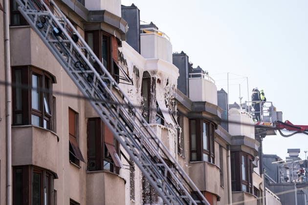 30.07.2026 - Europa, Österreich, Wien: Großeinsatz der Berufsfeuerwehr Wien nach einem Dachbrand in einem Mehrparteienhaus in der Böckhgasse im Wiener Bezirk Meidling. Rund 30 Einsatzfahrzeuge standen bei den Löscharbeiten im Einsatz *** July 30, 2026 Europe, Austria, Vienna Large-scale operation by the Vienna Professional Fire Department following a roof fire in an apartment building on Böckhgasse in Vienna’s Meidling district. About 30 emergency vehicles were deployed during the firefighting efforts. Copyright: xLUKAxKOLANOVICx