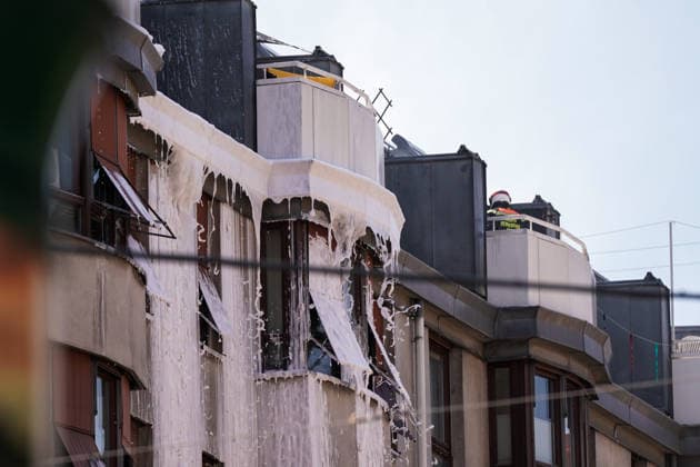 30.07.2026 - Europa, Österreich, Wien: Großeinsatz der Berufsfeuerwehr Wien nach einem Dachbrand in einem Mehrparteienhaus in der Böckhgasse im Wiener Bezirk Meidling. Rund 30 Einsatzfahrzeuge standen bei den Löscharbeiten im Einsatz *** July 30, 2026 Europe, Austria, Vienna Large-scale operation by the Vienna Professional Fire Department following a roof fire in an apartment building on Böckhgasse in Vienna’s Meidling district. About 30 emergency vehicles were deployed during the firefighting efforts. Copyright: xLUKAxKOLANOVICx