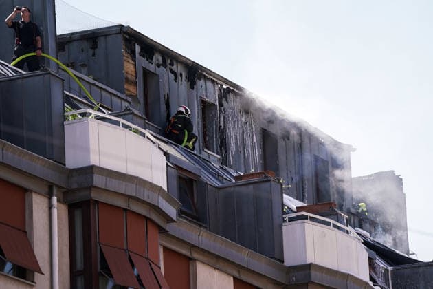 30.07.2026 - Europa, Österreich, Wien: Großeinsatz der Berufsfeuerwehr Wien nach einem Dachbrand in einem Mehrparteienhaus in der Böckhgasse im Wiener Bezirk Meidling. Rund 30 Einsatzfahrzeuge standen bei den Löscharbeiten im Einsatz *** July 30, 2026 Europe, Austria, Vienna Large-scale operation by the Vienna Professional Fire Department following a roof fire in an apartment building on Böckhgasse in Vienna’s Meidling district. About 30 emergency vehicles were deployed during the firefighting efforts. Copyright: xLUKAxKOLANOVICx