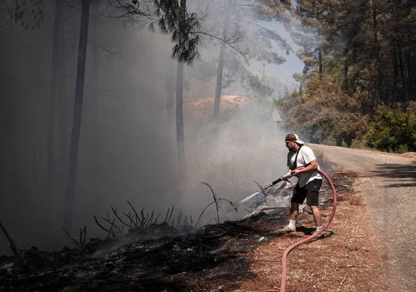 Firefighting efforts continue in Turkiye s Mugla MUGLA, TURKIYE - JULY 30: Firefighters, Turkish General Directorate of Forestry teams and citizens, living in the area, continue their efforts to extinguish the fire while air and land intervention continues against the forest fire in Seydikemer district of Mugla, Turkiye on July 30, 2026. Mahmut Serdar Alakus Anadolu Mugla Turkey. Editorial use only. Please get in touch for any other usage.  Copyright: x2026xAnadoluxMahmutxSerdarxAlakusx