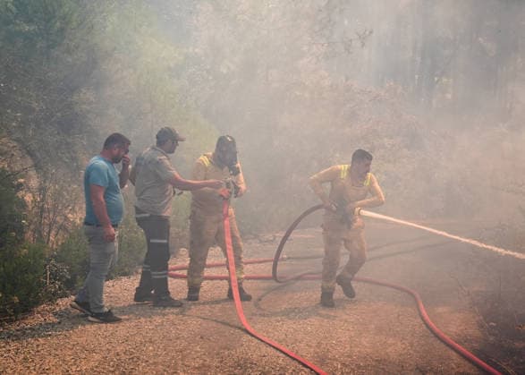 Firefighting efforts continue in Turkiye s Mugla MUGLA, TURKIYE - JULY 30: Firefighters, Turkish General Directorate of Forestry teams and citizens, living in the area, continue their efforts to extinguish the fire while air and land intervention continues against the forest fire in Seydikemer district of Mugla, Turkiye on July 30, 2026. Mahmut Serdar Alakus Anadolu Mugla Turkey. Editorial use only. Please get in touch for any other usage.  Copyright: x2026xAnadoluxMahmutxSerdarxAlakusx