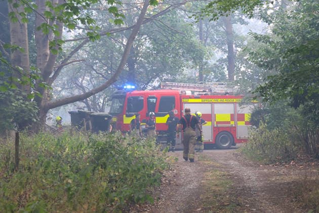 July 30, 2026, Dunwich Heath, Suffolk, UK: Dunwich Heath, UK. Fire Officers surrounded by smoke at the scene of a large wildfire in Dunwich, Suffolk. The fire began on Wednesday afternoon and has been declared a major incident. Up to 90 firefighters have been tackling the blaze. Dunwich Heath UK  - ZUMAl94_ 20260730_zaf_l94_072 Copyright: xJacquelinexLawriex