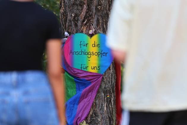 Berlin, Deutschland, 30.07.2026: Tiergarten: In Tatort-Nähe haben Menschen auf dem Ahornsteig Blumen niedergelegt, jemand hatte ein Herz mit der Aufschrift Für die Anschlagsopfer - für uns aufgehängt. Nach der Sachbeschädigung am Herz wurde der beschädigte Teil überdeckt. *** Berlin, Germany, July 30, 2026. Near the Tatort location in Tiergarten, people laid flowers on Ahornsteig; someone had hung up a heart with the inscription For the victims of the attack, for us. After the heart was vandalized, the damaged part was covered up. Copyright: xdtsxNachrichtenagenturx dts_129065