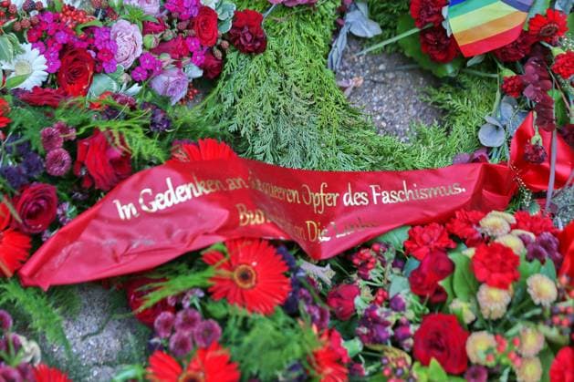 Berlin, Deutschland, 30.07.2026: Tiergarten: In Tatort-Nähe hat die Fraktion die Linke Blumen niedergelegt *** Berlin, Germany, July 30, 2026: Near the Tatort filming location in Tiergarten, the Left Party laid flowers. Copyright: xdtsxNachrichtenagenturx dts_129057