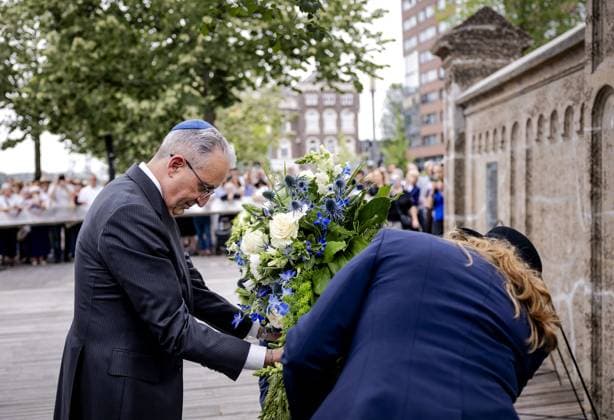 ROTTERDAM - Israeli Ambassador Zvi Aviner Vapni lays a wreath during the commemoration of the deportation of Jewish Rotterdammers during the Second World War. In Rotterdam, deportations began in 1942 from Warehouse 24 in the port area. The occupiers used that location as a gathering place where Dutch Jews were brought together. ROBIN VAN LONKHUIJSEN ANP netherlands out - belgium out  Copyright: xx x564581554x originalFilename: 564581554.jpg