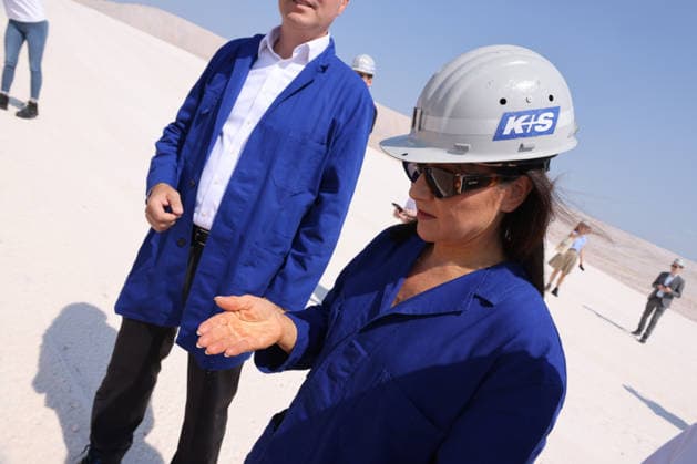 Bundeswirtschaftsministerin Reiche Bergbau 30.07.2026, Germany,Sachsen-Anhalt, Zielitz, Bergbau, Produktion, Rohstoffe, Bundeswirtschaftsministerin Katherina Reiche auf Fahrt über das Kali bergwerk der K und S AG , das Europa komplett mit Kali Salzen für die Agra Dünger versorgt, hier die weisse Halde 120 m Hoch Zielitz Sachsen-Anhalt Germany *** Federal Minister of Economic Affairs Reiche, Mining, July 30, 2026, Germany, Saxony-Anhalt, Zielitz, Mining, Production, Raw Materials, Federal Minister of Economics Katherina Reiche on a tour of the potash mine operated by K&S AG, which supplies all of Europe with potash salts for agricultural fertilizers; pictured here is the white tailings pile, 120 m high, in Zielitz, Saxony-Anhalt, Germany