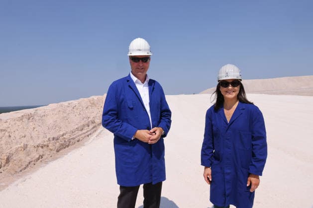 Bundeswirtschaftsministerin Reiche Bergbau 30.07.2026, Germany,Sachsen-Anhalt, Zielitz, Bergbau, Produktion, Rohstoffe, Bundeswirtschaftsministerin Katherina Reiche auf Fahrt über das Kali bergwerk der K und S AG , das Europa komplett mit Kali Salzen für die Agra Dünger versorgt, hier die weisse Halde 120 m Hoch Zielitz Sachsen-Anhalt Germany *** Federal Minister of Economic Affairs Reiche, Mining, July 30, 2026, Germany, Saxony-Anhalt, Zielitz, Mining, Production, Raw Materials, Federal Minister of Economics Katherina Reiche on a tour of the potash mine operated by K&S AG, which supplies all of Europe with potash salts for agricultural fertilizers; pictured here is the white tailings pile, 120 m high, in Zielitz, Saxony-Anhalt, Germany