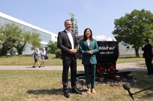 Bundeswirtschaftsministerin Reiche Bergbau 30.07.2026, Germany,Sachsen-Anhalt, Zielitz, Bergbau, Produktion, Rohstoffe, Bundeswirtschaftsministerin Katherina Reiche auf Fahrt über das Kali bergwerk der K und S AG , das Europa komplett mit Kali Salzen für die Agra Dünger versorgt, hier die weisse Halde 120 m Hoch Zielitz Sachsen-Anhalt Germany *** Federal Minister of Economic Affairs Reiche, Mining, July 30, 2026, Germany, Saxony-Anhalt, Zielitz, Mining, Production, Raw Materials, Federal Minister of Economics Katherina Reiche on a tour of the potash mine operated by K&S AG, which supplies all of Europe with potash salts for agricultural fertilizers; pictured here is the white tailings pile, 120 m high, in Zielitz, Saxony-Anhalt, Germany