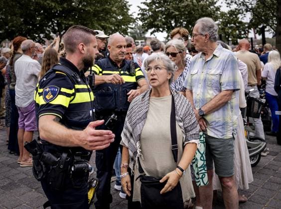 ROTTERDAM - Attendees are being asked by the police to leave during the commemoration of the deportation of Jewish Rotterdammers during the Second World War. In Rotterdam, deportations began in 1942 from Warehouse 24 in the port area. The occupiers used that location as a gathering place where Dutch Jews were brought together. ROBIN VAN LONKHUIJSEN ANP netherlands out - belgium out  Copyright: xx x564581902x originalFilename: 564581902.jpg