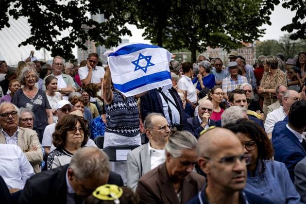 ROTTERDAM - A woman with an Israeli flag gives a counter-reaction to the disruption during the commemoration of the deportation of Jewish Rotterdammers during the Second World War. In Rotterdam, deportations began in 1942 from Warehouse 24 in the port area. The occupiers used that location as a gathering place where Dutch Jews were brought together. ROBIN VAN LONKHUIJSEN ANP netherlands out - belgium out  Copyright: xx x564582266x originalFilename: 564582266.jpg