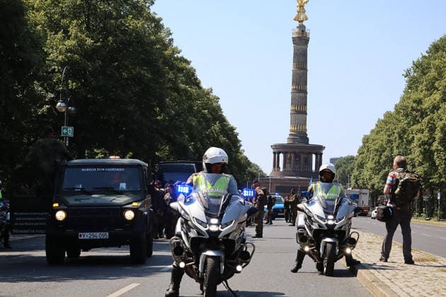 Berlin, Deutschland, 30. Juli 2026: Soldaten und Reservisten der Bundeswehr ziehen beim Marsch zum Gedenken durch das Berliner Regierungsviertel. Der Gedenkmarsch erinnert an Bundeswehrangehörige, die bei Auslandseinsätzen, anerkannten Missionen oder während ihres Dienstes ums Leben kamen. Die Abschlussveranstaltung findet am Ehrenmal der Bundeswehr im Bendlerblock statt. *** Berlin, Germany, July 30, 2026: Bundeswehr soldiers and reservists march through Berlin’s government district in a memorial march. The march commemorates members of the Bundeswehr who lost their lives during overseas deployments, recognized missions, or during their service. The closing ceremony takes place at the Bundeswehr Memorial in the Bendlerblock Copyright: xAlonxDavidx