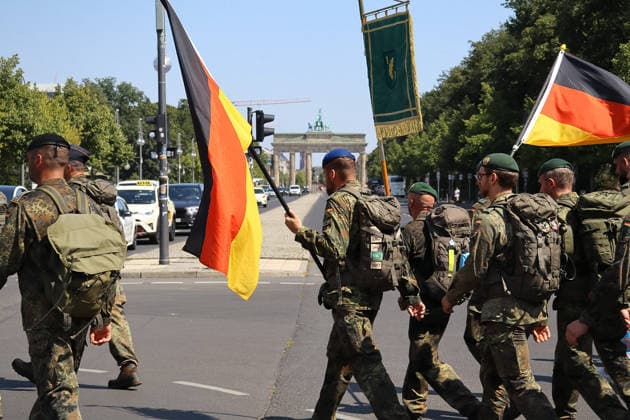 Berlin, Deutschland, 30. Juli 2026: Soldaten und Reservisten der Bundeswehr ziehen beim Marsch zum Gedenken durch das Berliner Regierungsviertel. Der Gedenkmarsch erinnert an Bundeswehrangehörige, die bei Auslandseinsätzen, anerkannten Missionen oder während ihres Dienstes ums Leben kamen. Die Abschlussveranstaltung findet am Ehrenmal der Bundeswehr im Bendlerblock statt. *** Berlin, Germany, July 30, 2026: Bundeswehr soldiers and reservists march through Berlin’s government district in a memorial march. The march commemorates members of the Bundeswehr who lost their lives during overseas deployments, recognized missions, or during their service. The closing ceremony takes place at the Bundeswehr Memorial in the Bendlerblock Copyright: xAlonxDavidx
