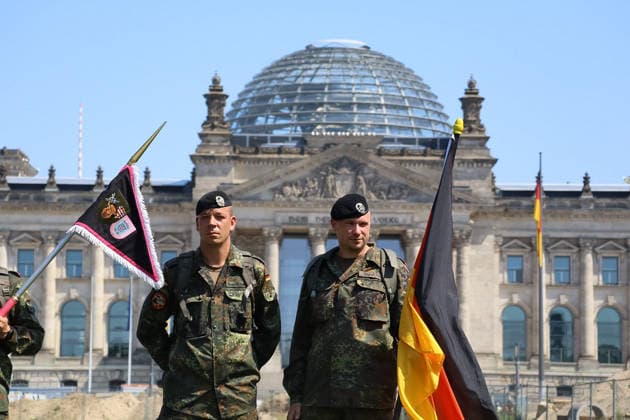 Berlin, Deutschland, 30. Juli 2026: Soldaten und Reservisten der Bundeswehr ziehen beim Marsch zum Gedenken durch das Berliner Regierungsviertel. Der Gedenkmarsch erinnert an Bundeswehrangehörige, die bei Auslandseinsätzen, anerkannten Missionen oder während ihres Dienstes ums Leben kamen. Die Abschlussveranstaltung findet am Ehrenmal der Bundeswehr im Bendlerblock statt. *** Berlin, Germany, July 30, 2026: Bundeswehr soldiers and reservists march through Berlin’s government district in a memorial march. The march honors members of the Bundeswehr who lost their lives during overseas deployments, recognized missions, or during their service. The closing ceremony takes place at the Bundeswehr Memorial in the Bendlerblock Copyright: xAlonxDavidx