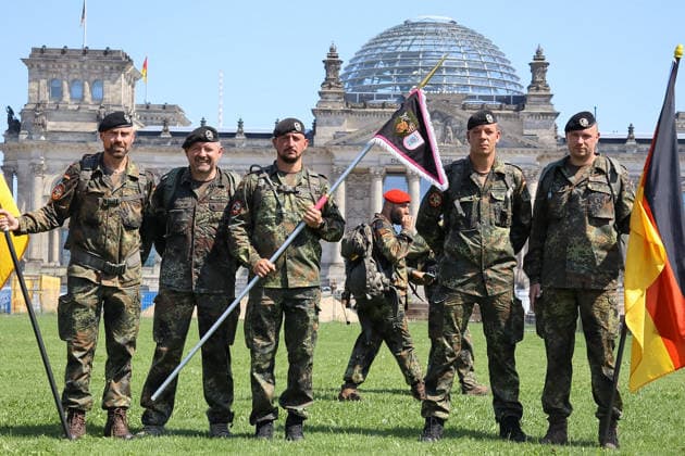 Berlin, Deutschland, 30. Juli 2026: Soldaten und Reservisten der Bundeswehr ziehen beim Marsch zum Gedenken durch das Berliner Regierungsviertel. Der Gedenkmarsch erinnert an Bundeswehrangehörige, die bei Auslandseinsätzen, anerkannten Missionen oder während ihres Dienstes ums Leben kamen. Die Abschlussveranstaltung findet am Ehrenmal der Bundeswehr im Bendlerblock statt. *** Berlin, Germany, July 30, 2026: Bundeswehr soldiers and reservists march through Berlin’s government district in a memorial march. The march honors members of the Bundeswehr who lost their lives during overseas deployments, recognized missions, or during their service. The closing ceremony takes place at the Bundeswehr Memorial in the Bendlerblock Copyright: xAlonxDavidx