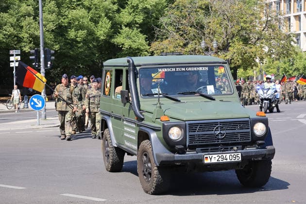 Berlin, Deutschland, 30. Juli 2026: Soldaten und Reservisten der Bundeswehr ziehen beim Marsch zum Gedenken durch das Berliner Regierungsviertel. Der Gedenkmarsch erinnert an Bundeswehrangehörige, die bei Auslandseinsätzen, anerkannten Missionen oder während ihres Dienstes ums Leben kamen. Die Abschlussveranstaltung findet am Ehrenmal der Bundeswehr im Bendlerblock statt. *** Berlin, Germany, July 30, 2026: Bundeswehr soldiers and reservists march through Berlin’s government district in a memorial march. The memorial march honors members of the Bundeswehr who lost their lives during overseas deployments, recognized missions, or during their service. The closing ceremony takes place at the Bundeswehr Memorial in the Bendlerblock Copyright: xAlonxDavidx