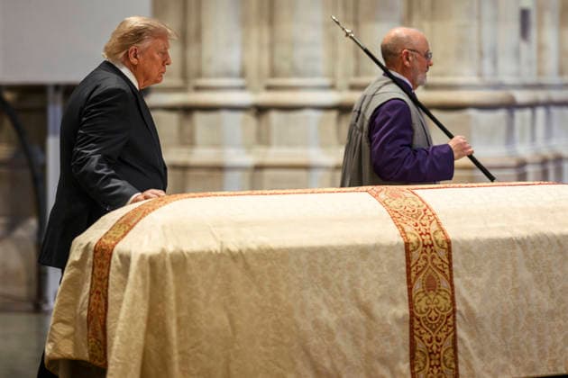 July 30, 2026, Washington, Dc, United States: U.S. President Donald Trump, pauses for a moment at the casket of former Senator Lindsey Graham, R-SC, during the memorial service at Washington National Cathedral, July 28, 2026, in Washington, D.C. Washington United States - ZUMAp138 20260730_zaa_p138_004 Copyright: xDanielxTorok WhitexHousex
