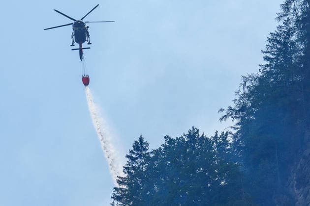 Firefighters battle mountain wildfire near Oberwössen in Bavaria. Germany - Oberwössen, 30.07.2026 Firefighters battle a mountain wildfire above Oberwössen in the Traunstein district of Bavaria on Thursday. Ground crews, supported by police helicopters carrying out bambi buckets, work to contain the blaze in steep and difficult-to-access terrain. Bavaria