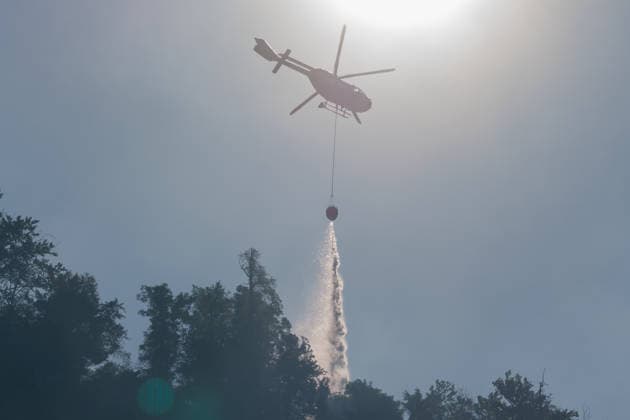 Firefighters battle mountain wildfire near Oberwössen in Bavaria. Germany - Oberwössen, 30.07.2026 Firefighters battle a mountain wildfire above Oberwössen in the Traunstein district of Bavaria on Thursday. Ground crews, supported by police helicopters carrying out bambi buckets, work to contain the blaze in steep and difficult-to-access terrain. Bavaria