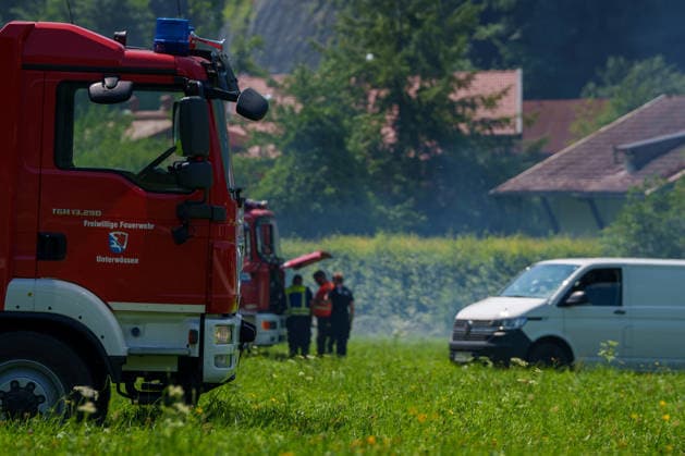 Firefighters battle mountain wildfire near Oberwössen in Bavaria. Germany - Oberwössen, 30.07.2026 Firefighters battle a mountain wildfire above Oberwössen in the Traunstein district of Bavaria on Thursday. Ground crews, supported by police helicopters carrying out bambi buckets, work to contain the blaze in steep and difficult-to-access terrain. Bavaria