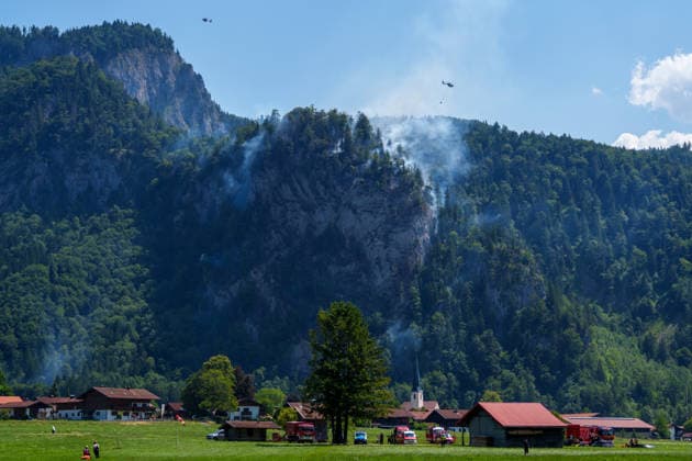 Firefighters battle mountain wildfire near Oberwössen in Bavaria. Germany - Oberwössen, 30.07.2026 Firefighters battle a mountain wildfire above Oberwössen in the Traunstein district of Bavaria on Thursday. Ground crews, supported by police helicopters carrying out bambi buckets, work to contain the blaze in steep and difficult-to-access terrain. Bavaria