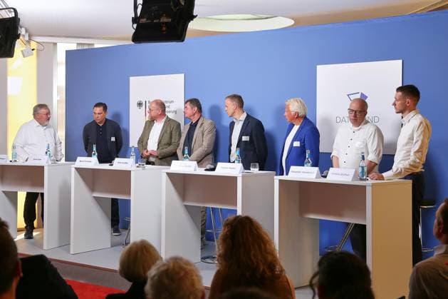 Berlin, Deutschland, 30.07.2026: Haus der Bundespressekonferenz: Offizielle Unterzeichnung einer Kooperationsvereinbarung zwischen dem BMDS und der mittelständischen IT-Wirtschaft: Franz-Reinhard Habbel, Oliver Eiler, Geschäftsführer Junikom GmbH, Bernd Schlömer, Staatssekretär und CIO Land Sachsen-Anhalt, Sirko Scheffler, Vorstandsvprsitzender DATABUND, Markus Richter, Staatssekretär Bundesministerium für Digitales und Staatsmodernisierung, Stephan Hauber, Vorstandsvorsitzender VOIS e.V., Alexander Handschuh, Sprecher Deutscher Städte- und Gemeindebund, Christian Stuffrein, Referatsleiter Deutscher Landkeistag *** Berlin, Germany, July 30, 2026, Federal Press Conference Center: Official signing of a cooperation agreement between the BMDS a Copyright: xdtsxNachrichtenagenturx dts_129101