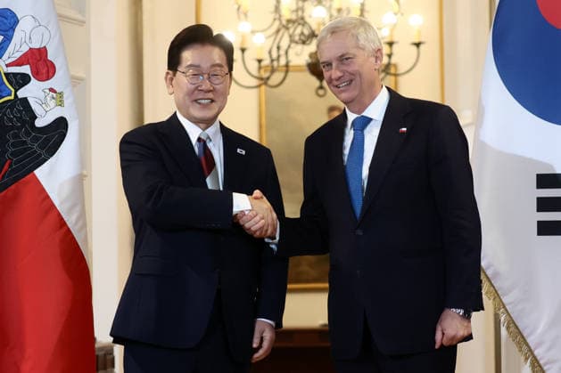 Santiago, July 30, 2026: The President of the Republic, Jose Antonio Kast, exchanges formal greetings during an official visit with his counterpart from the Republic of Korea, Lee Jae Myung. Dragomir Yankovic, Aton Chile, Santiago, Chile. Aton 1176578  Copyright: DRAGOMIRxYANKOVIC ATONxCHILE
