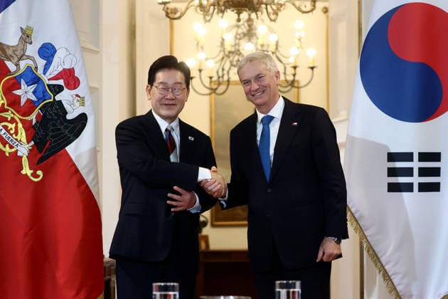 Santiago, July 30, 2026: The President of the Republic, Jose Antonio Kast, exchanges formal greetings during an official visit with his counterpart from the Republic of Korea, Lee Jae Myung. Dragomir Yankovic, Aton Chile, Santiago, Chile. Aton 1176579  Copyright: DRAGOMIRxYANKOVIC ATONxCHILE