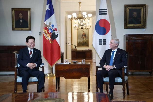 Santiago, July 30, 2026: The President of the Republic, Jose Antonio Kast, exchanges formal greetings during an official visit with his counterpart from the Republic of Korea, Lee Jae Myung. Dragomir Yankovic, Aton Chile, Santiago, Chile. Aton 1176580  Copyright: DRAGOMIRxYANKOVIC ATONxCHILE