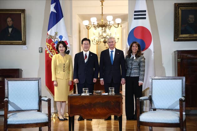 Santiago, July 30, 2026: The President of the Republic, Jose Antonio Kast, exchanges formal greetings during an official visit with his counterpart from the Republic of Korea, Lee Jae Myung. Dragomir Yankovic, Aton Chile, Santiago, Chile. Aton 1176585  Copyright: DRAGOMIRxYANKOVIC ATONxCHILE