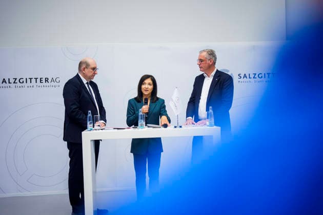 Katherina Reiche (CDU), Bundesministerin fuer Wirtschaft und Energie, besucht die Salzgitter AG, wo die erste mit Wasserstoff betriebene Direkt-Reduktions-Anlage (DRI-Turm) und eine Elektro-Lichtbogenanlage gebaut wird. Salzgitter, 30.07.2026. Fotografiert im Auftrag des Bundesministeriums fuer Wirtschaft und Energie Salzgitter Deutschland *** Katherina Reiche (CDU), Federal Minister for Economic Affairs and Energy, visits Salzgitter AG, where the first hydrogen-powered direct reduction plant (DRI tower) and an electric arc furnace are being built. Salzgitter, July 30, 2026. Photographed on behalf of the Federal Ministry for Economic Affairs and Energy, Salzgitter, Germany Copyright: xDominikxButzmannx