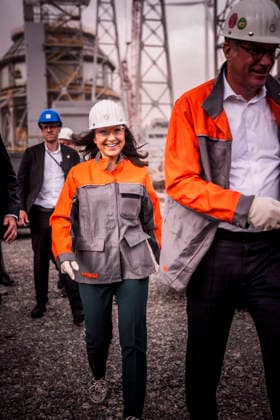 Katherina Reiche (CDU), Bundesministerin fuer Wirtschaft und Energie, besucht die Salzgitter AG, wo die erste mit Wasserstoff betriebene Direkt-Reduktions-Anlage (DRI-Turm) und eine Elektro-Lichtbogenanlage gebaut wird. Salzgitter, 30.07.2026. Fotografiert im Auftrag des Bundesministeriums fuer Wirtschaft und Energie Salzgitter Deutschland *** Katherina Reiche (CDU), Federal Minister for Economic Affairs and Energy, visits Salzgitter AG, where the first hydrogen-powered direct reduction plant (DRI tower) and an electric arc furnace are being built. Salzgitter, July 30, 2026. Photographed on behalf of the Federal Ministry for Economic Affairs and Energy, Salzgitter, Germany Copyright: xDominikxButzmannx