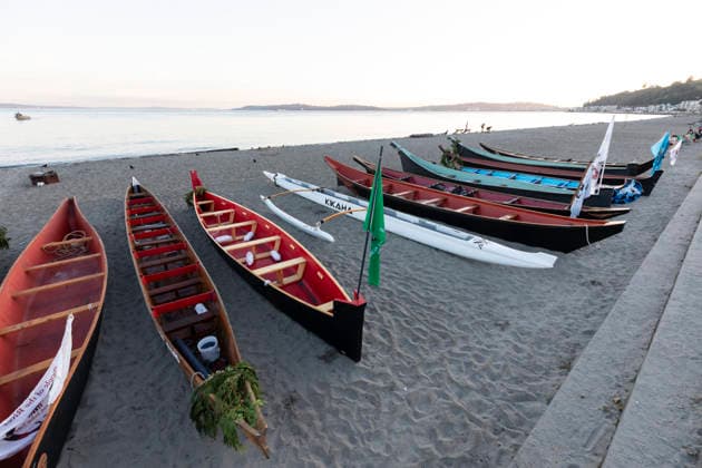 July 30, 2026, Seattle, Washington, USA: Rows of dugout canoes from many Northwest indigenous nations are staked on Alki Beach in Seattle on Thursday, July 30, 2026. Participating tribes were hosted for the night by the Muckleshoot Tribe before arriving at their final destination at the Nisqually Medicine Creek Potlatch in Olympia, Washington. The annual journey includes Canoe Families from many native canoe cultures, including Native American tribes, First Nations peoples, Alaska Natives and other indigenous peoples worldwide. Seattle USA - ZUMAg235 20260730_zap_g235_009 Copyright: xPaulxChristianxGordonx