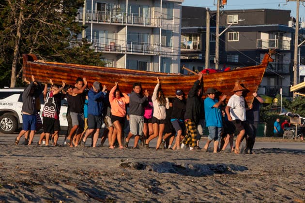 July 30, 2026, Seattle, Washington, USA: Tribal members and community helpers (pullers) carry a canoe before launching from Alki Beach in Seattle on Thursday, July 30, 2026. Tribes participating in the Canoe Journey were hosted for the night by the Muckleshoot Tribe before arriving at their final destination at the Nisqually Medicine Creek Potlatch in Olympia, Washington. The annual journey includes Canoe Families from many native canoe cultures, including Native American tribes, First Nations peoples, Alaska Natives and other indigenous peoples worldwide. Seattle USA - ZUMAg235 20260730_zap_g235_016 Copyright: xPaulxChristianxGordonx